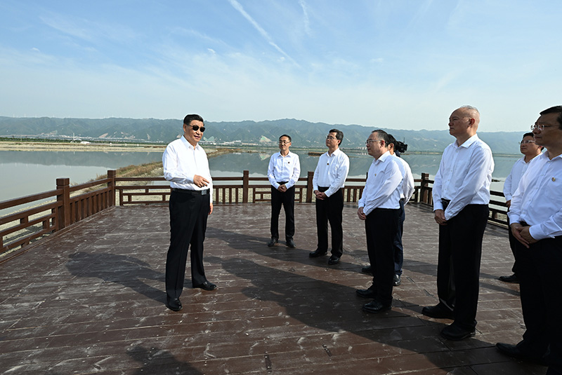 5月16日下昼，，，中共中央总书记、、、国家主席、、、中央军委主席习近平在前往陕西西安主持中国－中亚峰会途中，，，在山西运城盐湖考察。。